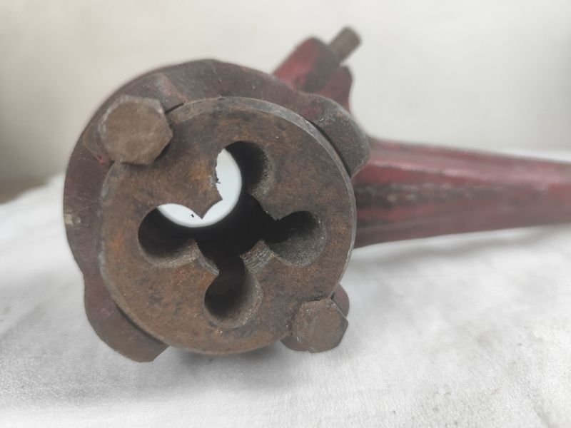 Antigua herramienta en hierro con características únicas - imagen 3