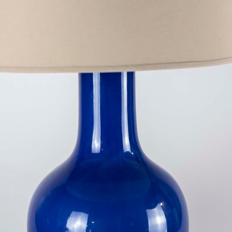 Lámpara de mesa de una luz en cerámica azul con base dorada - imagen 2