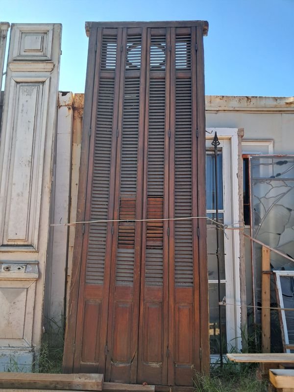 Puerta antigua de madera con postigos y reja - imagen 2