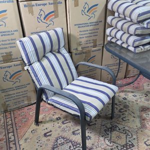 Juego de Jardín: Mesa Rectangular con Tapa de Vidrio y Sillas Apilables con Almohadones Rayados - imagen 8
