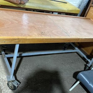 Lote anterior: Camilla Plegable de Madera con Ruedas