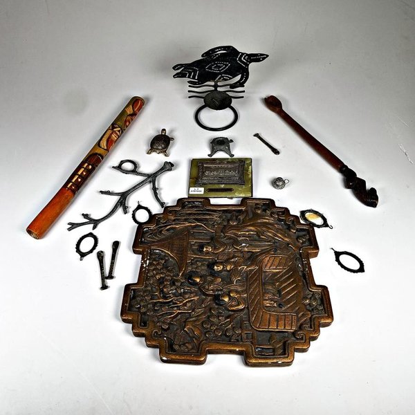 Lote de 16 piezas: Placas de yeso y metal, flauta, tortuga y porta retrato - imagen 1