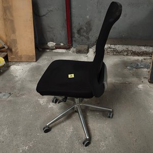 Silla de Oficina Negra con Respaldo de Malla y Base Metálica - imagen 3