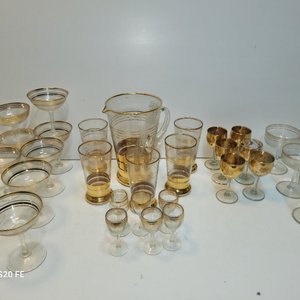 Lote siguiente: Juego de Cristalería Fina Decorada con Dorado: Jarra, Vasos, Copas y Licoreras