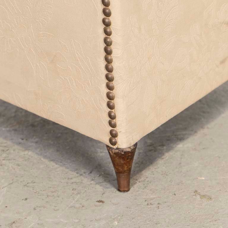 Sillon tapizado en tela beige con detalles - imagen 3