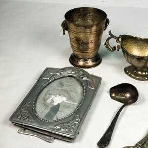 Lote de Metal Vintage: Hielera, Salseras, Portaretrato y Utensilios - imagen 3