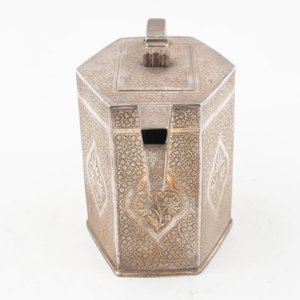 Tetera Antigua de Plata Labrada con Flores y Asa de Madera - imagen 2