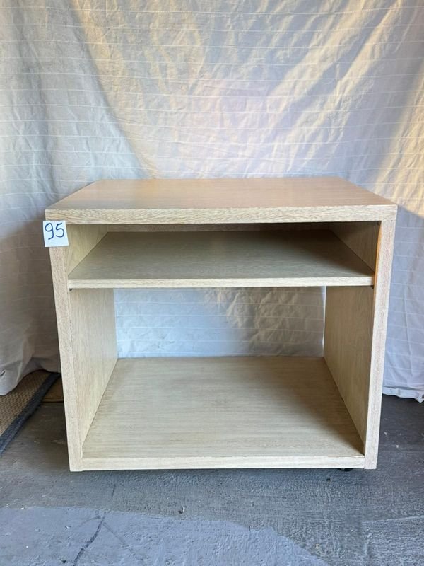 Lote anterior: Rack de madera con ruedas para almacenamiento