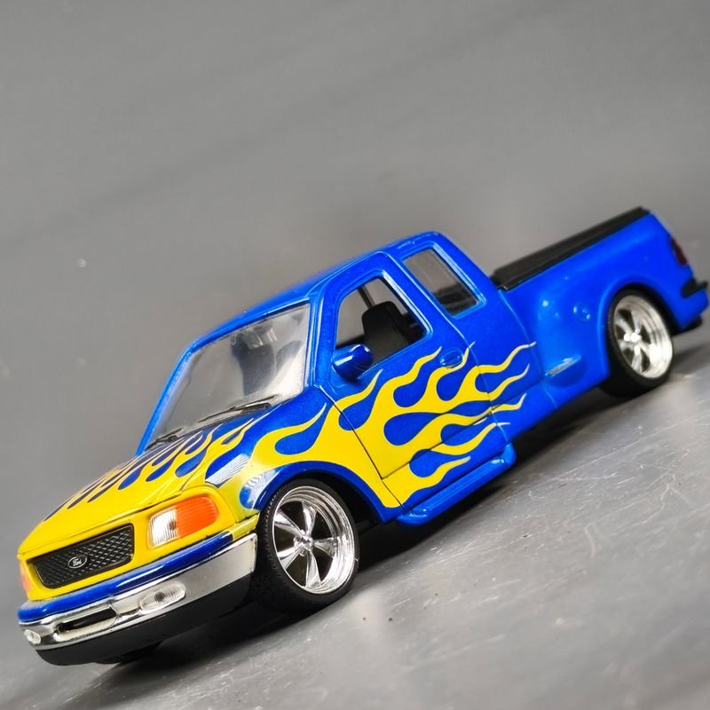 Camioneta Ford F100 escala 1/24 en metal azul con llamas - imagen 7