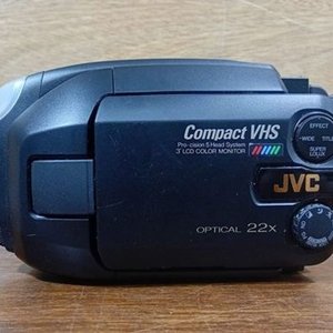 Lote siguiente: Cámara Compact VHS JVC con Zoom Óptico 22x y Monitor LCD