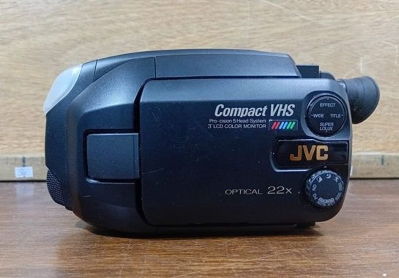 Cámara Compact VHS JVC con Zoom Óptico 22x y Monitor LCD