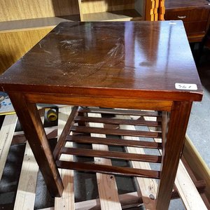 Mesa Auxiliar de Madera Oscura con Estante Inferior - imagen 2