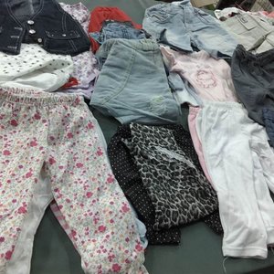 Lote siguiente: Lote de Ropa Infantil: Camisas, Bodys, Shorts y Pantalones Vaqueros