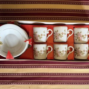 Juego de Tazas y Platos de Porcelana Brasileña con Flores Rosadas y Doradas - imagen 2