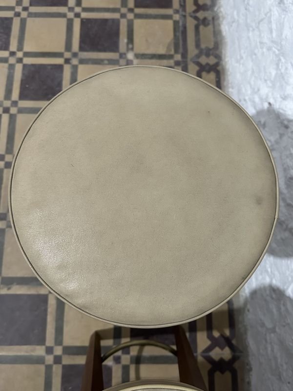 Barra de madera con butacas y estanterías - imagen 16