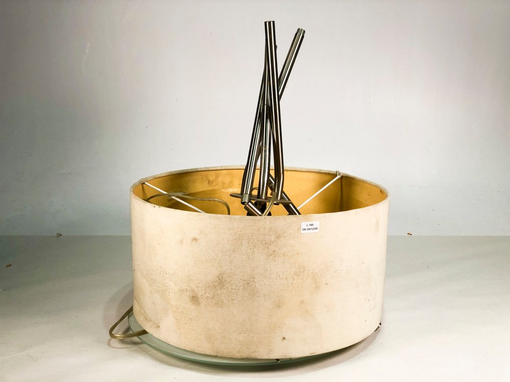 Lote siguiente: Colgante de techo en metal y lonja con luz