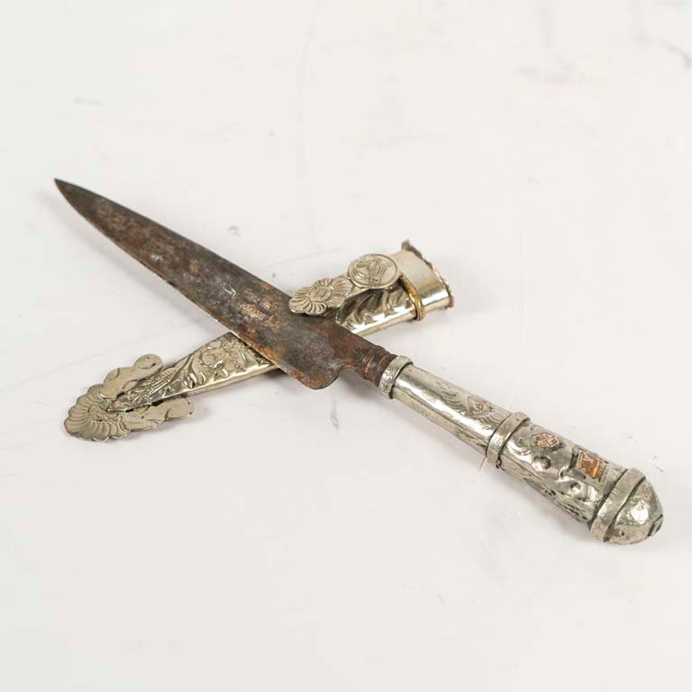 Cuchillo Criollo con Mango de Platería y Vaina de Alpaca