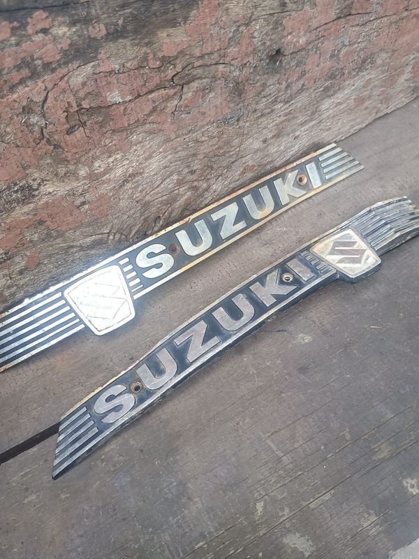 Insignias de Tanque Suzuki para Moto (Par) - imagen 1
