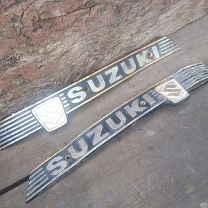 Lote siguiente: Insignias de Tanque Suzuki para Moto (Par)