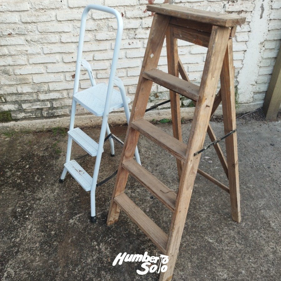 Dos escaleras metal y madera