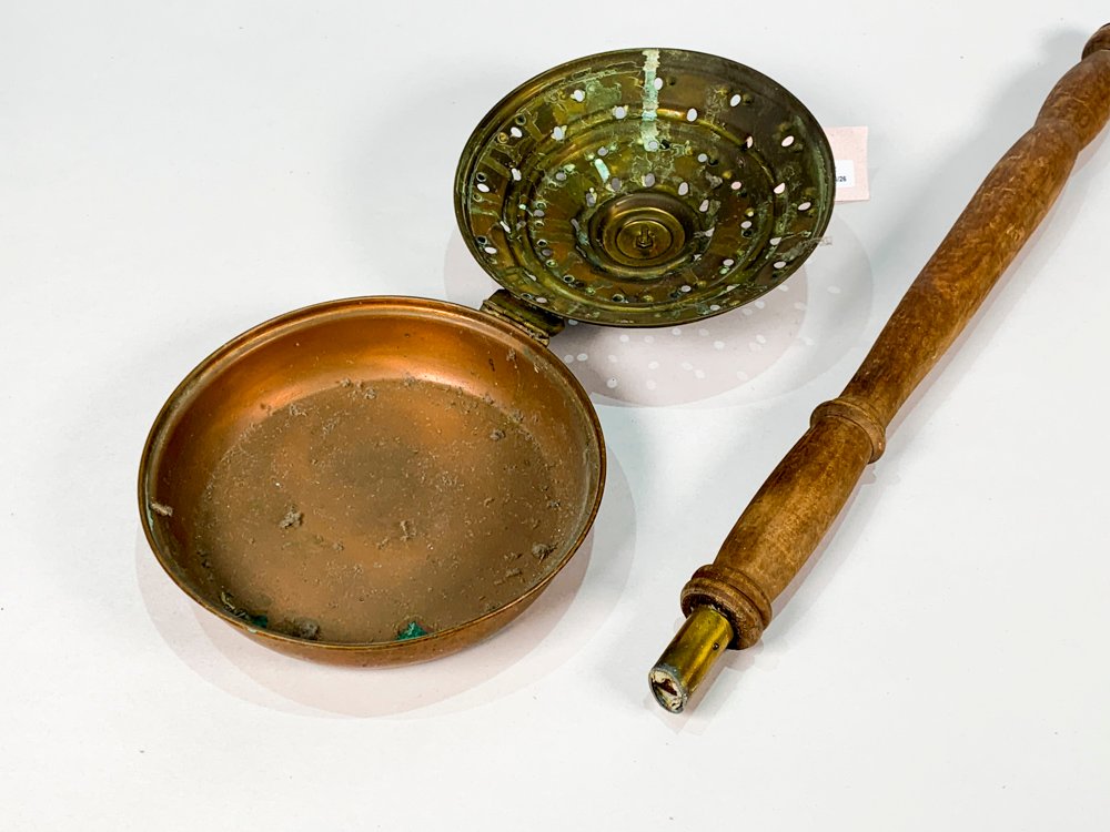 Calientacama de bronce con mango de madera - imagen 3