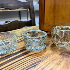 Lote de 3 pequeños ceniceros y recipientes de cristal tallado - imagen 1