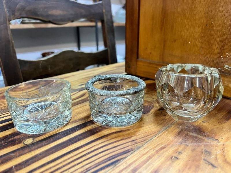 Lote de 3 pequeños ceniceros y recipientes de cristal tallado