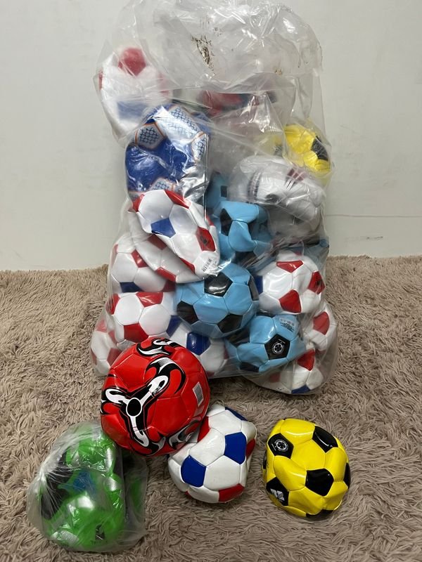 Lote de 40 Pelotas de Fútbol de Colores Variados - imagen 1