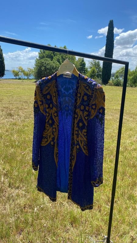 Saco largo tradicional con diseño de encaje y detalles de perlas