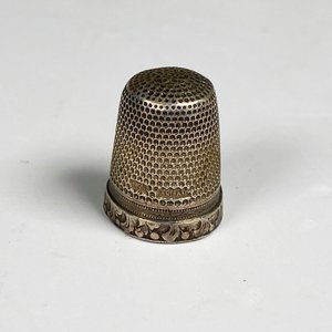 Dedal de Plata con Grabados Decorativos - imagen 3