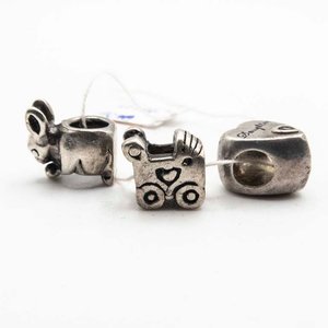Lote siguiente: Tres Dijes de Plata: Conejo, Cochecito y Corazón "Daughter"