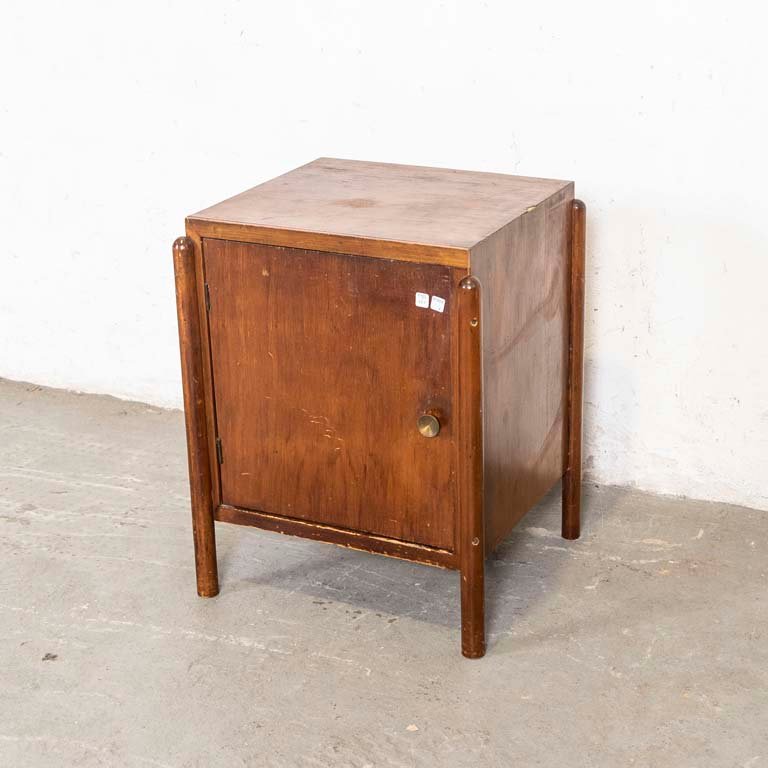 Lote siguiente: Mesa de luz danesa con puerta, en condiciones aceptables