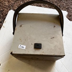 Lote siguiente: Caja de Herramientas Metálica Antigua con Asa