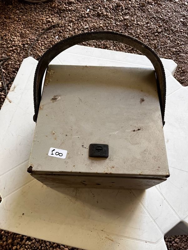 Caja de Herramientas Metálica Antigua con Asa
