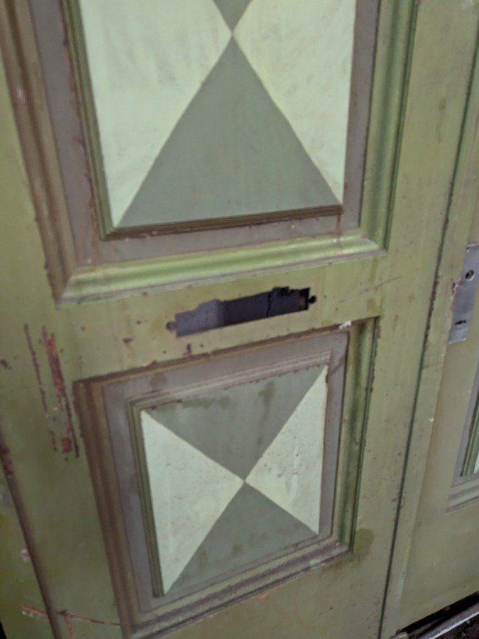 Puerta antigua de hierro y chapa gruesa - imagen 4