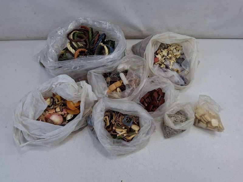 Lote de Componentes para Bijouterie Artesanal: Brazaletes, Dijes y Piezas Varias