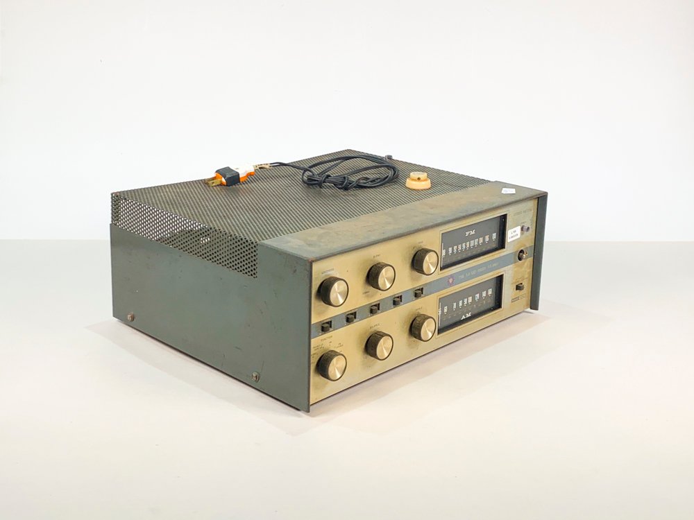 Lote siguiente: Radio de sobremesa Herman Kardon con mueble de chapa