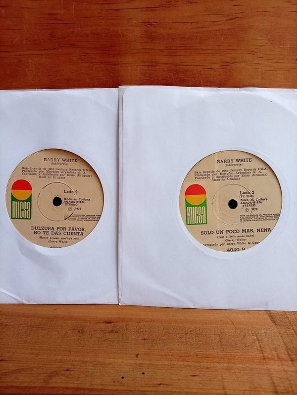Dos Discos Simples de Barry White - Industria Uruguaya (1973) - imagen 1