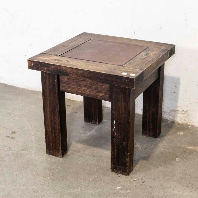 Lote siguiente: Mesa lateral de madera rústica con centro de tapa en cuero