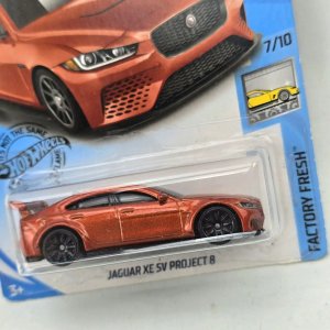 Hot Wheels Jaguar XE SV Project 8 Naranja - imagen 2