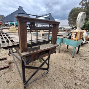 Lote siguiente: Balanza Antigua de Madera y Metal con Soporte