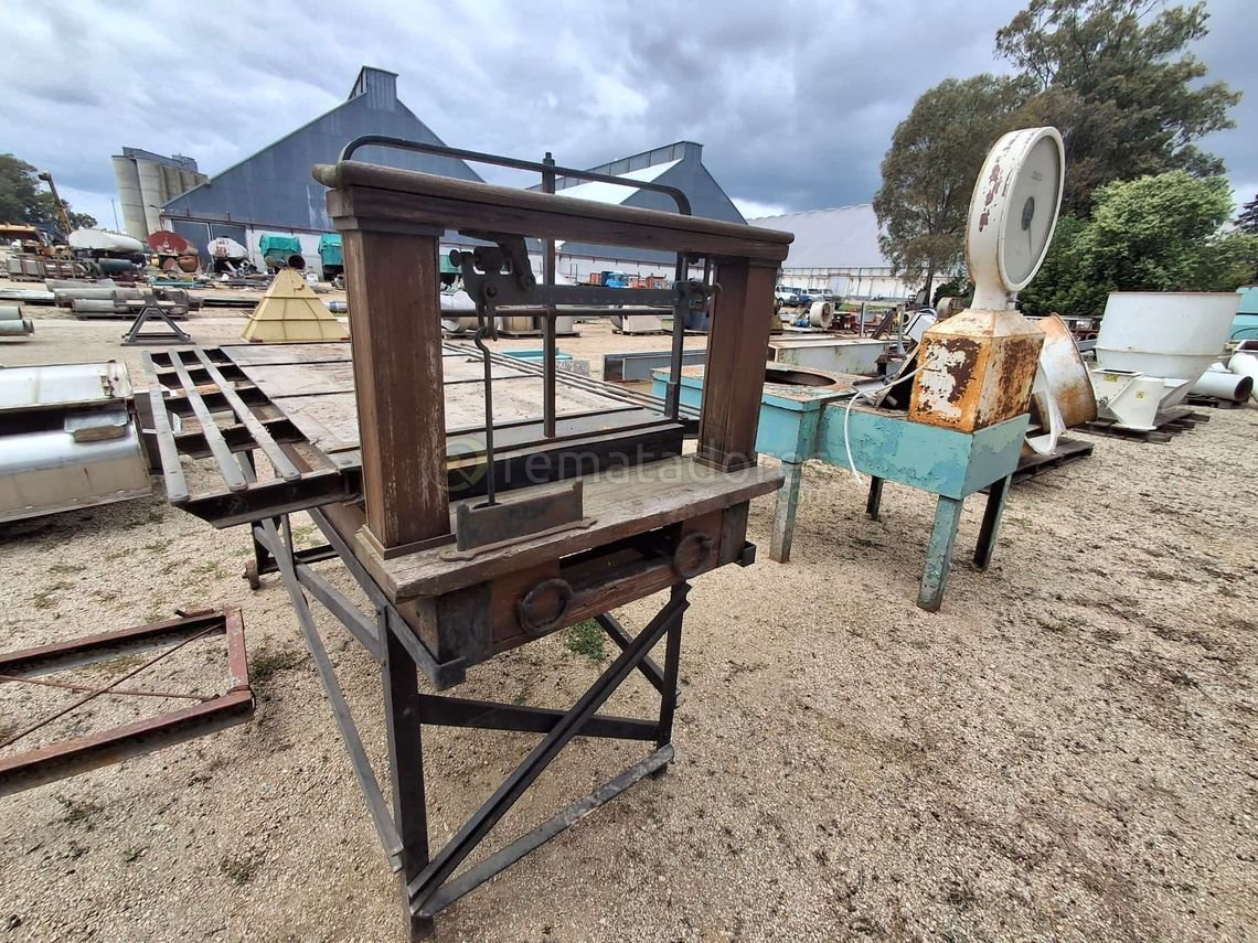 Balanza Antigua de Madera y Metal con Soporte