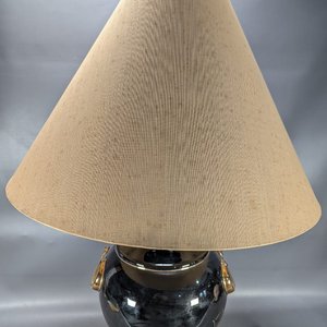 Lámpara de Mesa Antigua en Loza Negra con Asas Doradas y Pantalla Beige - imagen 5