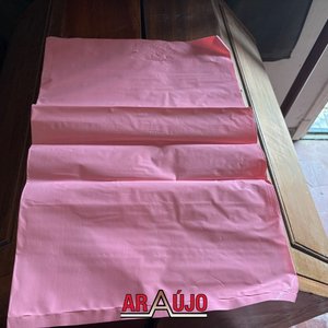Valija de cuero marrón con bolsas de plástico rosas y amarillas - imagen 5