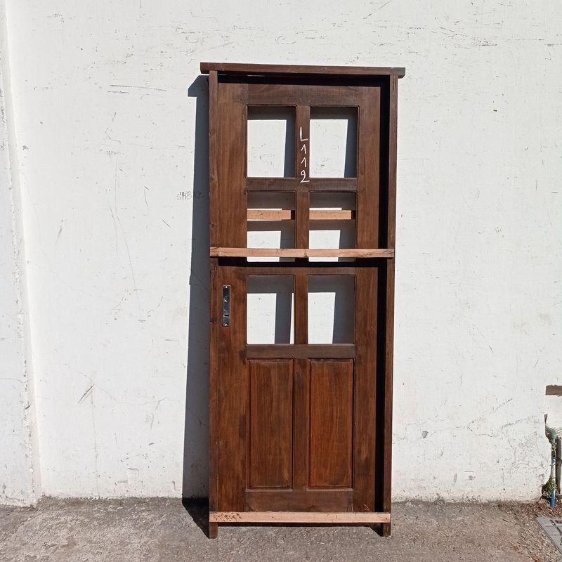 Lote anterior: Puerta exterior de cedro con marco y cerradura