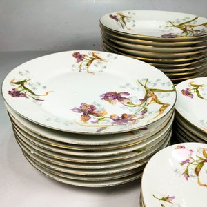 Set de 33 Platos de Porcelana Limoges Blancos con Flores y Borde Dorado - imagen 4