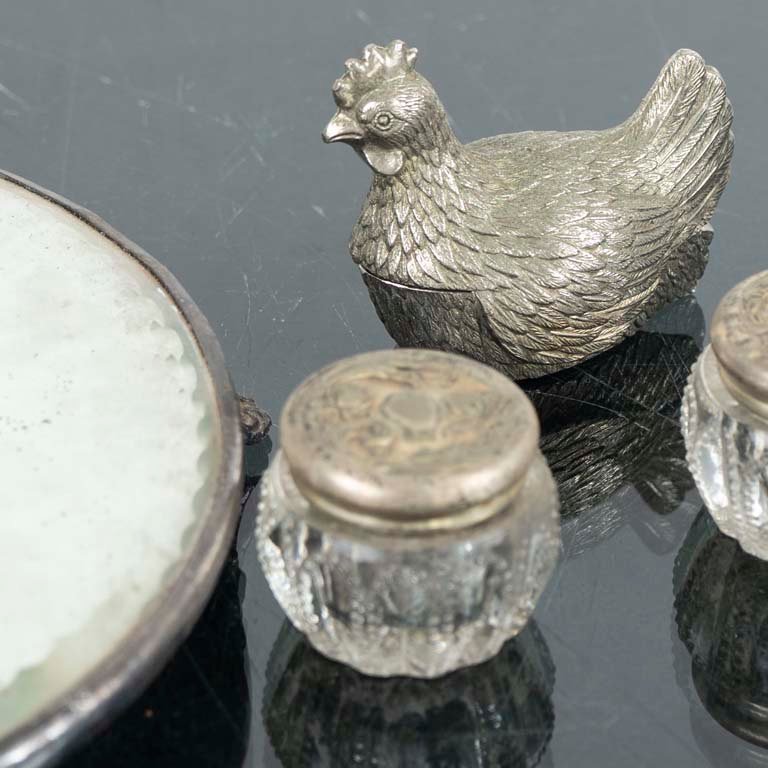 Lote anterior: Colección de artículos decorativos con espejo y detalles
