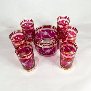 Juego de 7 Piezas: Hielera y 6 Vasos Rubí con Guarda Dorada y Grabado Floral - imagen 2