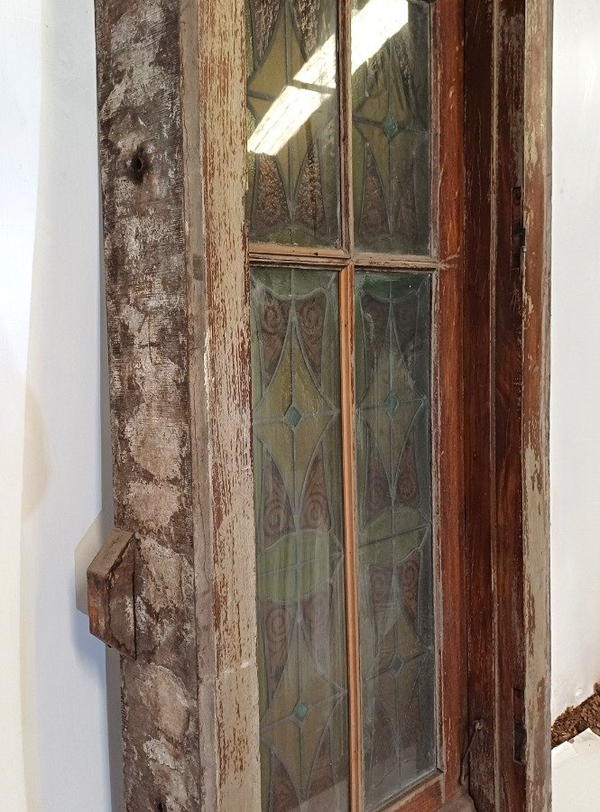 Ventana antigua con vitraux muy coloridos y cedro - imagen 11