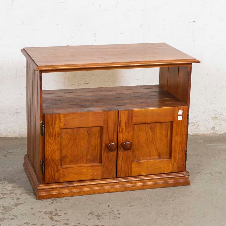 Mesa de TV Rústica de Pino con Dos Puertas y Detalles en Lustre